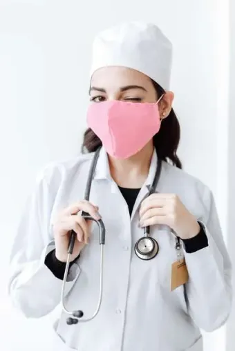 Doctora de CECP con estetoscopio, atención cercana y profesional